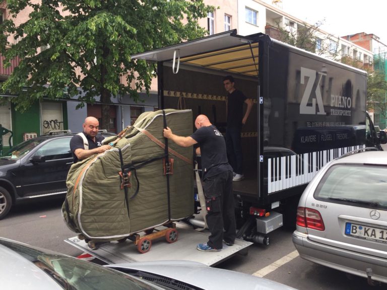 Flügel wird sicher ausgeladen