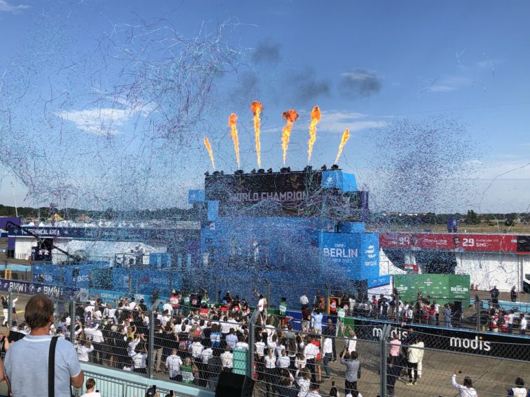 FE21 Buehne und Feuerwerk 768x576