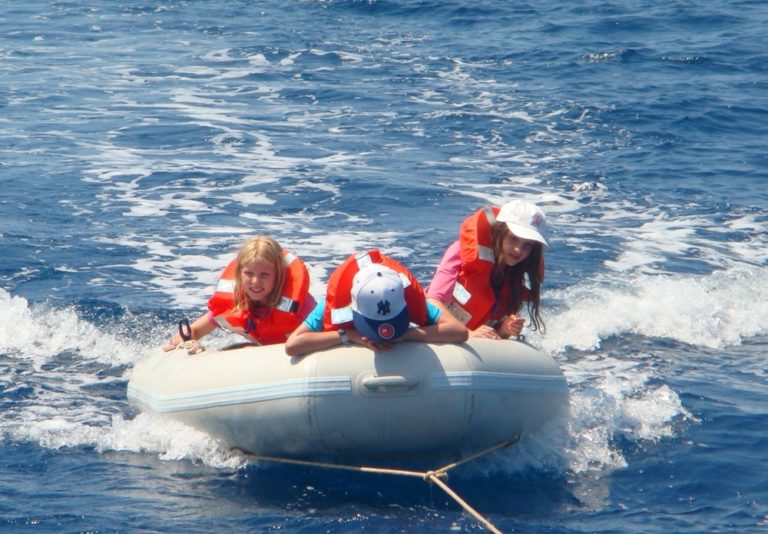 Familie Kinder Eltern Segeltoern Kroatien 768x534