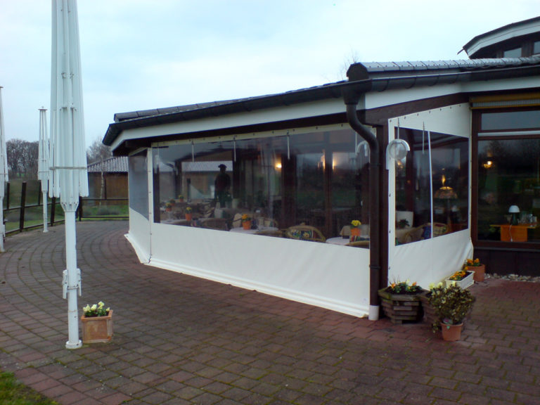 pergolaseitenplane zum aufrollen mit fenster 1 768x576