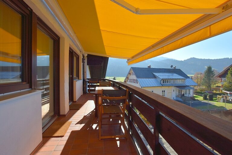 Balkon mit Markise 1 768x513
