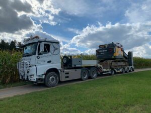 Transport schwerer Baumaschinen.