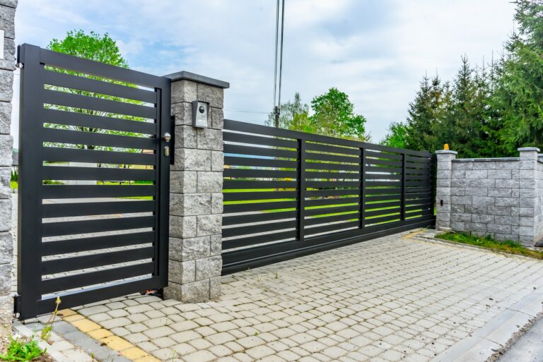 Aluzaun CORE base mit Schiebetor 768x513