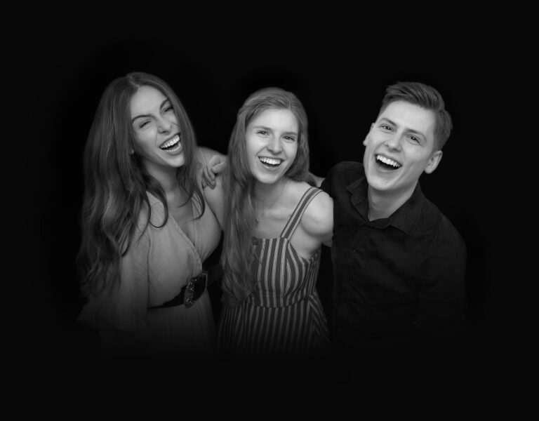 Teamfoto black web 768x600