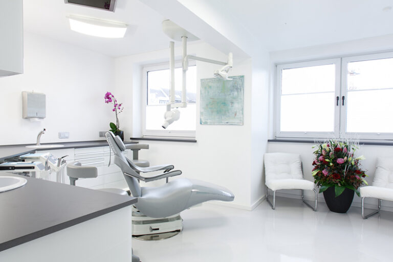 Behandlungszimmer Zahnarztpraxis am Hofgarten in Duesseldorf 768x512