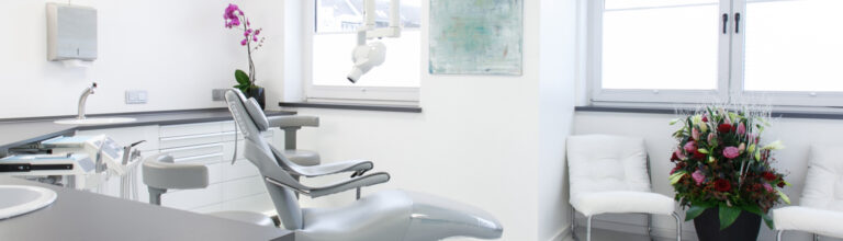 Behandlungszimmer der Zahnarztpraxis am Hofgarten in Duesseldorf 768x220