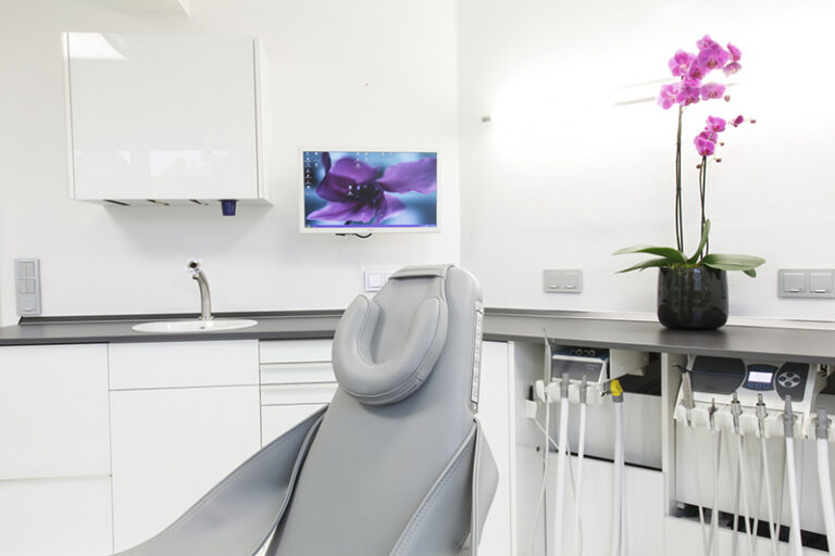Behandlungszimmer und Ausstattung in der Zahnarztpraxis am Hofgarten 768x512