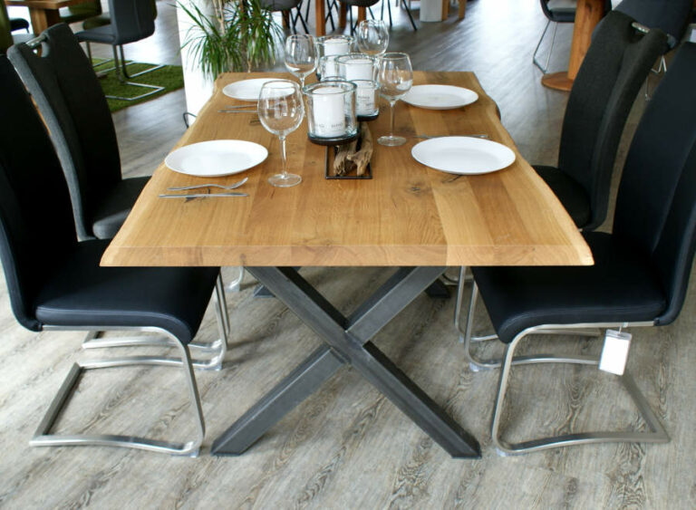 Massivholztisch Eiche geoelt mit Metall X gestell 768x563