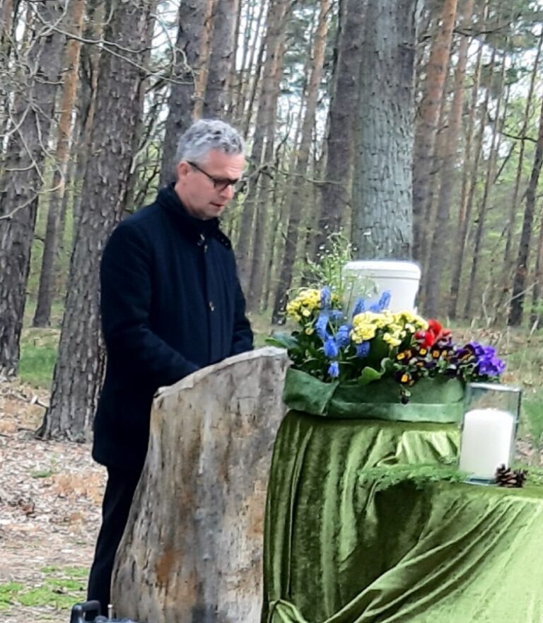 Bild Trauerredner 768x881