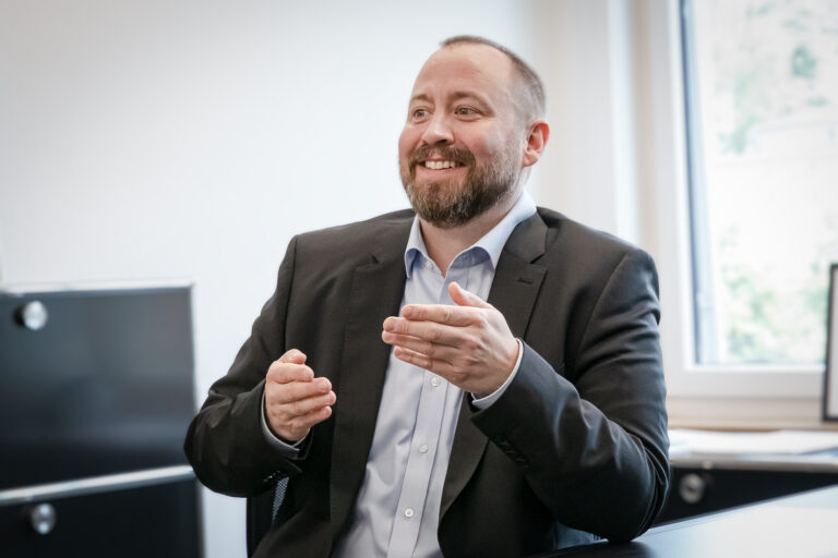 Pascal Wirth Portrait Buero Diskussion 768x512