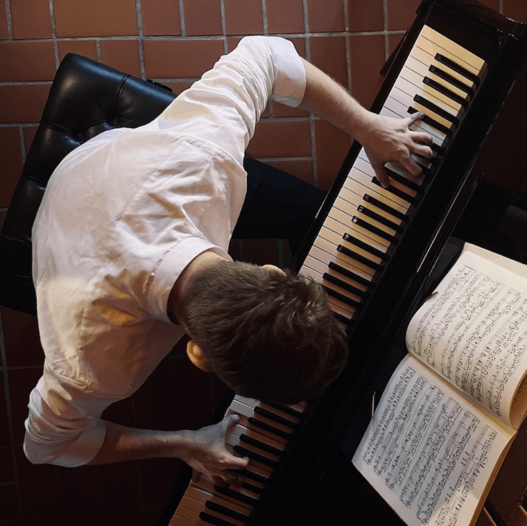 tom stephan pianist 768x767