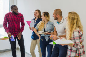 menschen diskutieren idee mit interesse 300x200