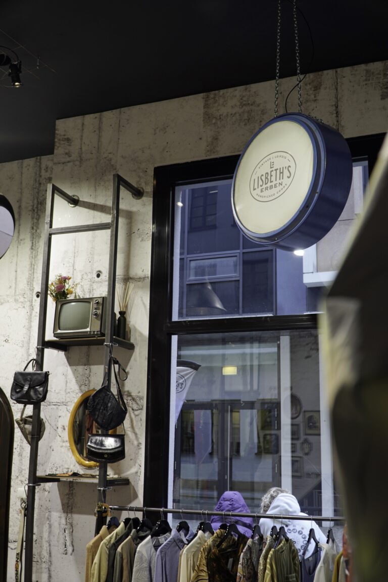 JPEG Bild 1BA2733F950B 3 768x1152