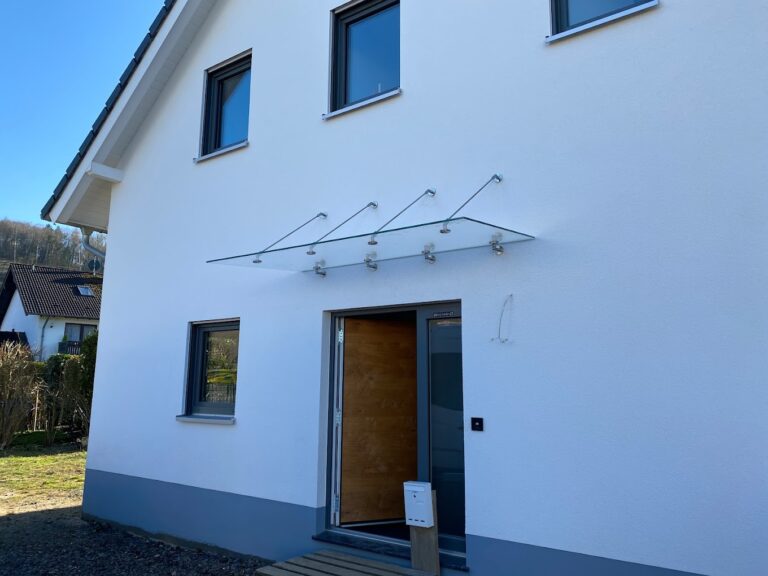 Glasvordach mit Zugstreben 768x576