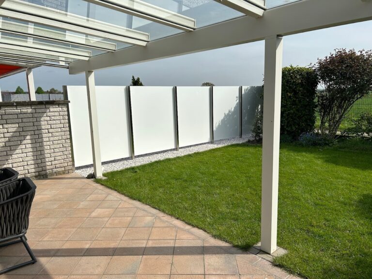 Glaswand im Garten 768x576