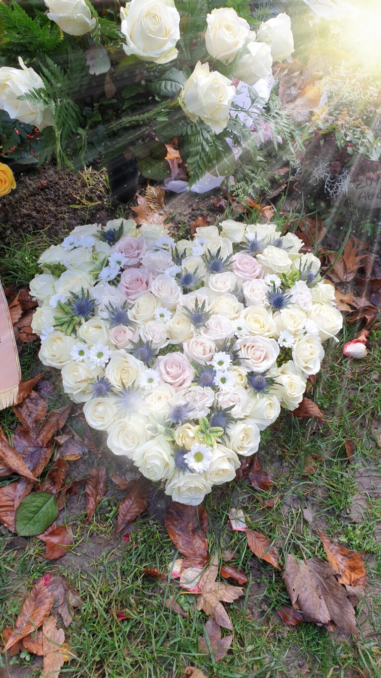 Trauerschmuck Herz 768x1365