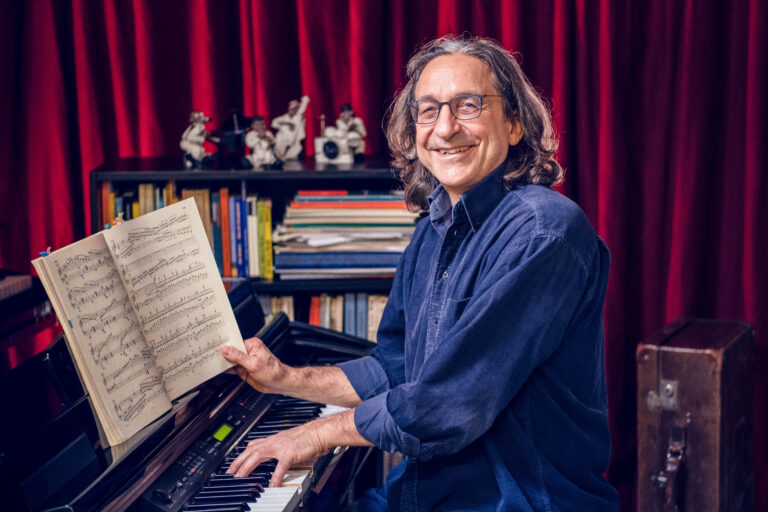 UP Studio Klavier dark blue 1 DS3693e 768x512