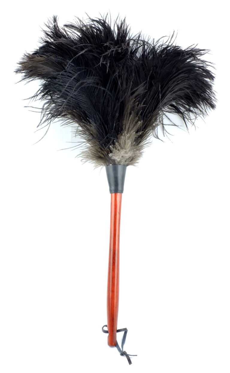 Staubwedel schwarz dunkel 768x1248