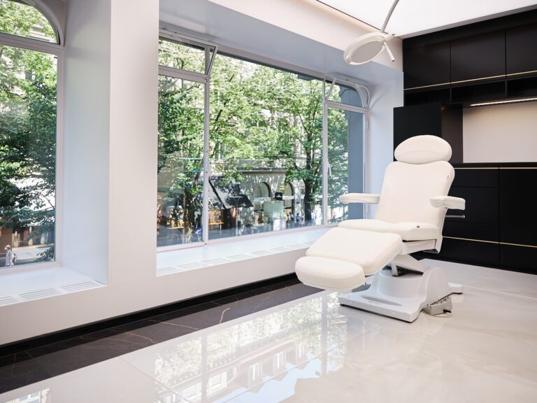 Graues Zimmer weit 768x576