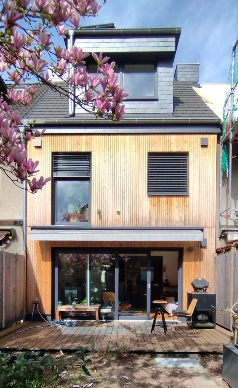 1735574336657 768x1250