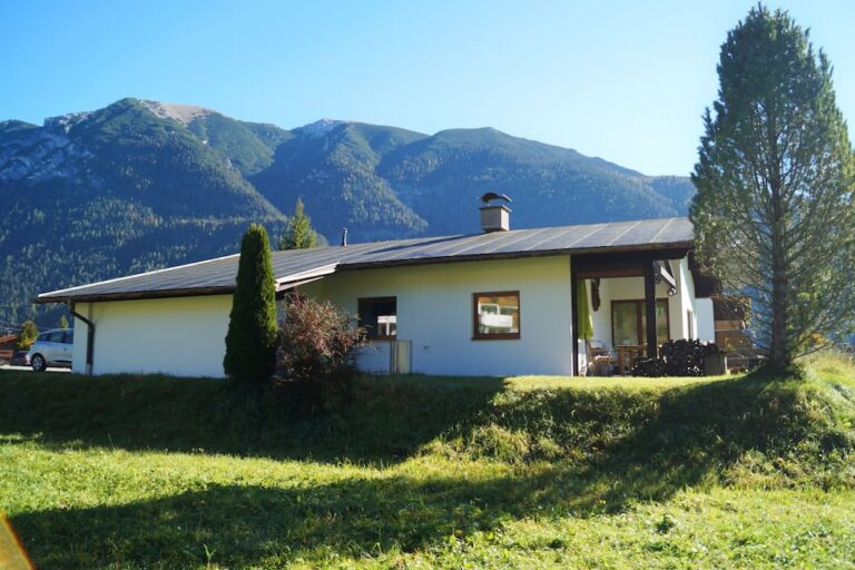 travellingingermany tirol achensee chalet Aussen seitlich 768x512