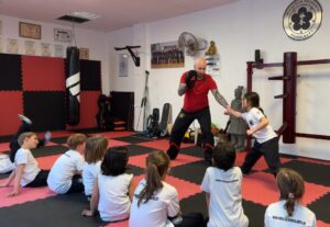 WingChun kampfkunst kinder kampfsport disziplin selbstvertrauen heidelberg beste effektiv kravmaga hebel sifu andrej johann 01 300x207